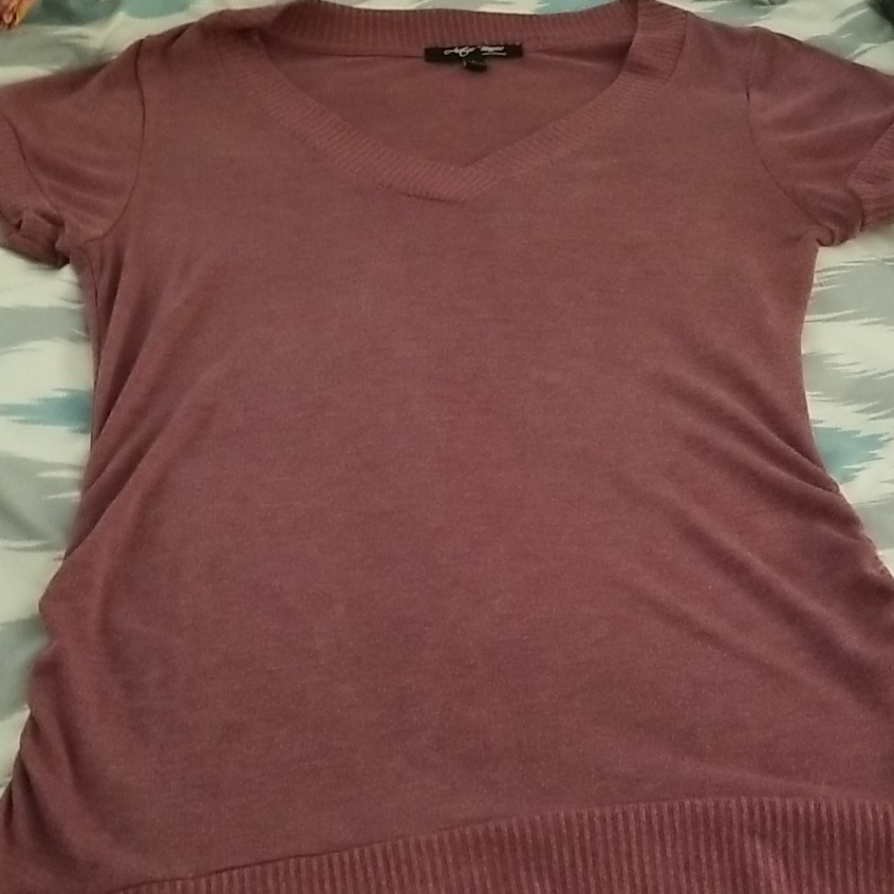 V-neck knit shirt
